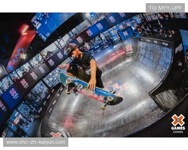 滑板U池动作翻转干净利落，挑战极限，享受自由